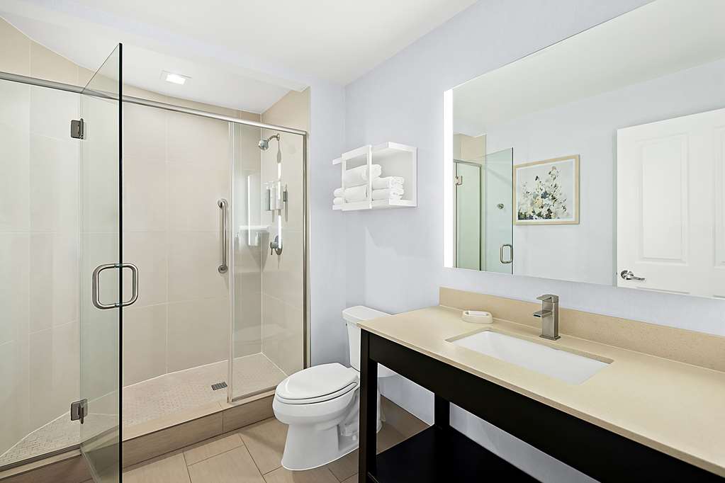 Guest room bath
