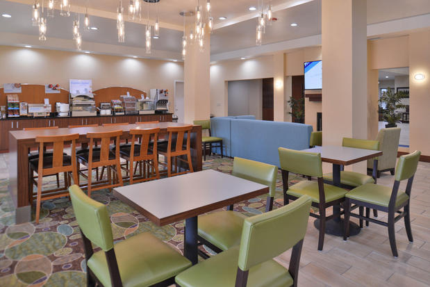Images Holiday Inn Express & Suites Dearborn SW - Detroit Area by IHG