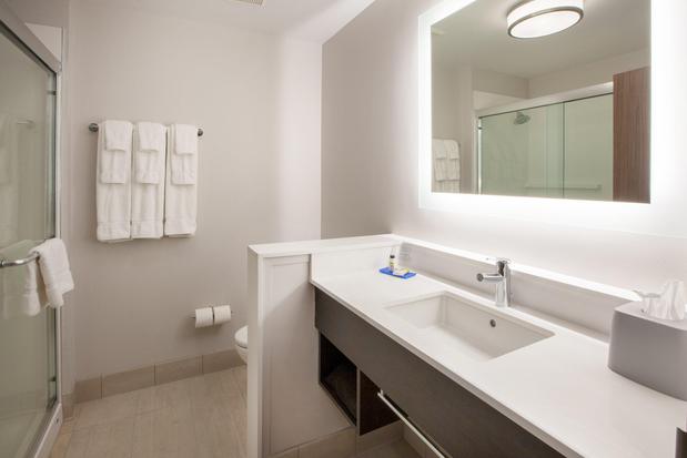 Images Holiday Inn Express & Suites Lincoln Downtown by IHG