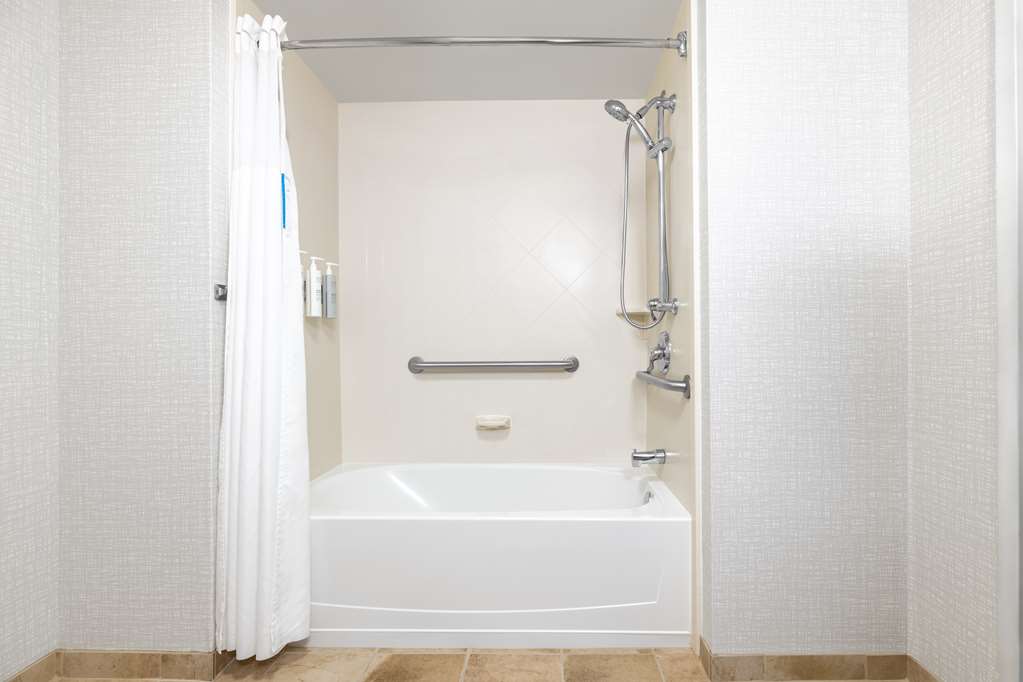 Guest room bath