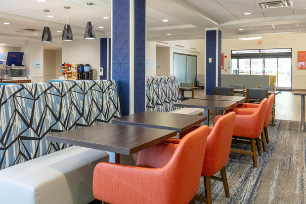Images Holiday Inn Express & Suites Jacksonville Airport, an IHG Hotel