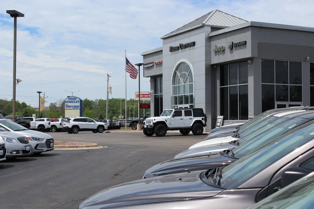 Images Russ Darrow Chrysler Dodge Jeep RAM of West Bend Service Center