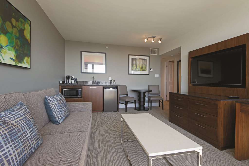 Guest room DoubleTree by Hilton Hotel & Suites Victoria Victoria (250)940-3100