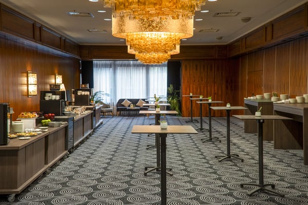Kaffeepause bei einer Tagung im Maritim Hotel Darmstadt: Entspannte Atmosphäre, frisch gebrühter Kaffee und Snacks bieten Raum für Networking und Erholung.