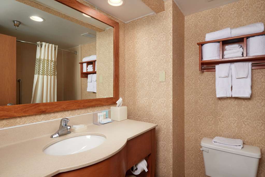 Guest room bath