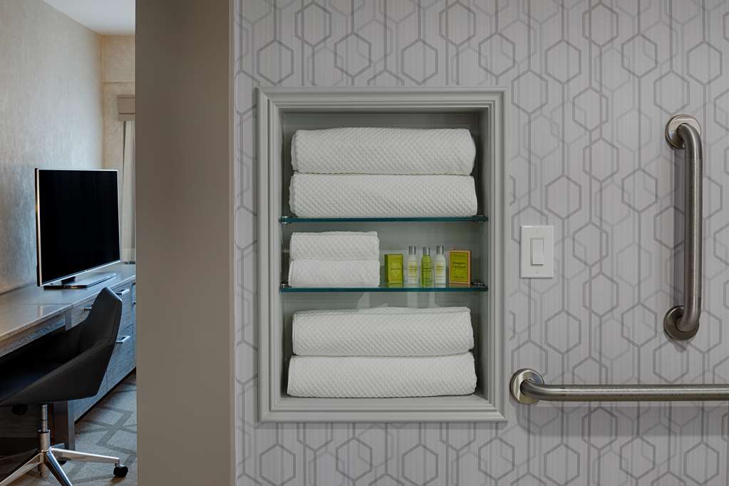 Guest room bath