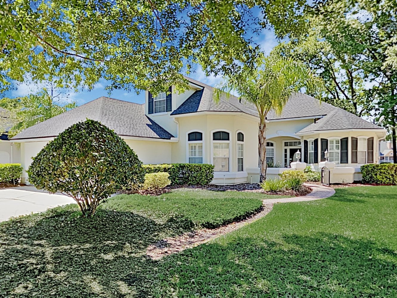 Stunning home with gorgeous landscaping at Invitation Homes Jacksonville.