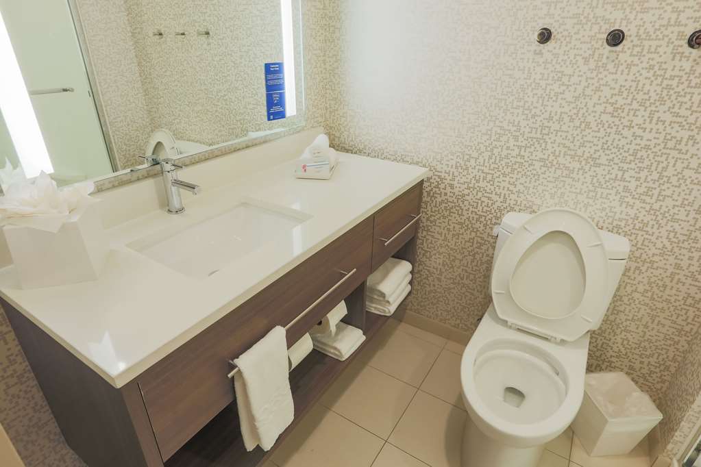 Guest room bath