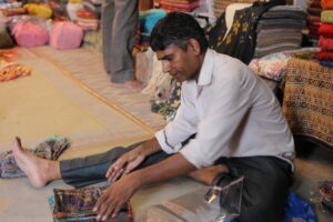 Bild 4 von Schöne Dinge mit Geschichten oder Schöne Dinge mit Geschichten | handverlesene Schals, Tücher und Stolen aus Naturmaterialien