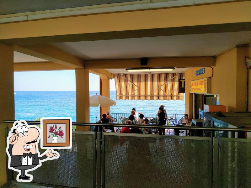 Images Bar da Stasiun