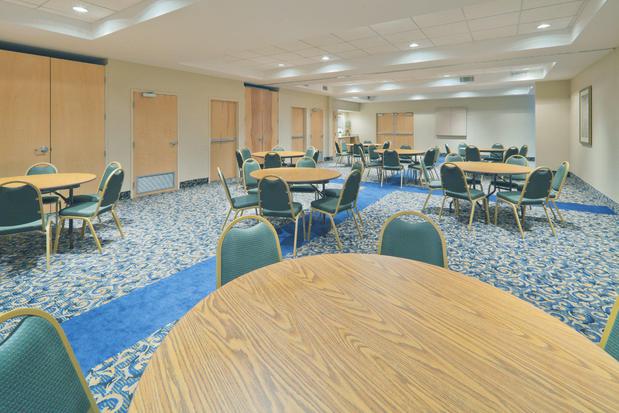 Images Holiday Inn Express & Suites Memphis Southwind, an IHG Hotel