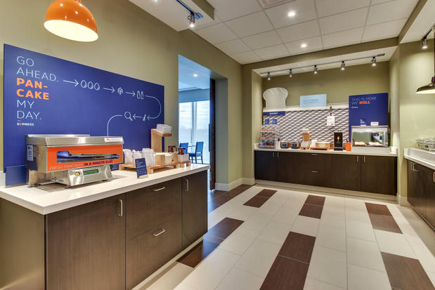 Images Holiday Inn Express & Suites Nashville Metrocenter Downtown by IHG
