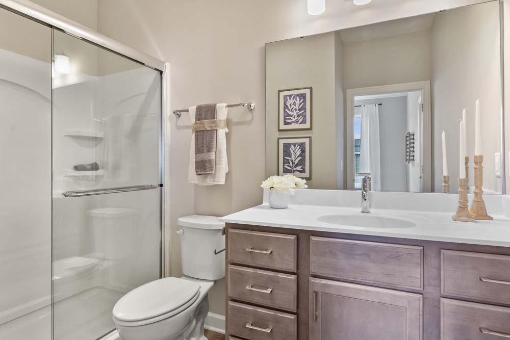 Shady Grove - 2nd Bathroom With Sliding Door Shower