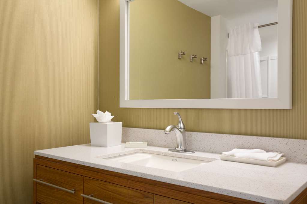 Guest room bath