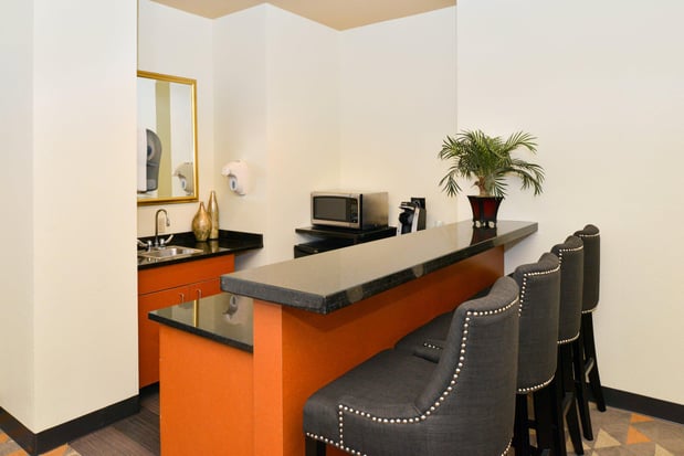Images Holiday Inn Kansas City Airport by IHG