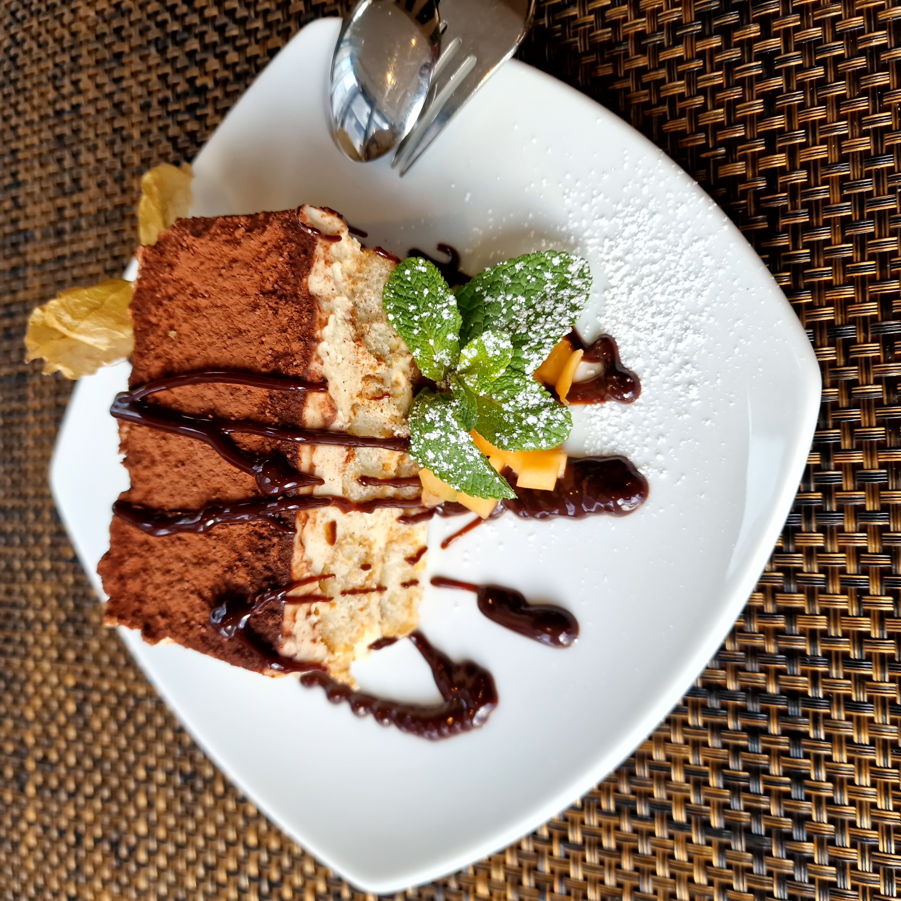 Tiramisu mit Schokoladensauce