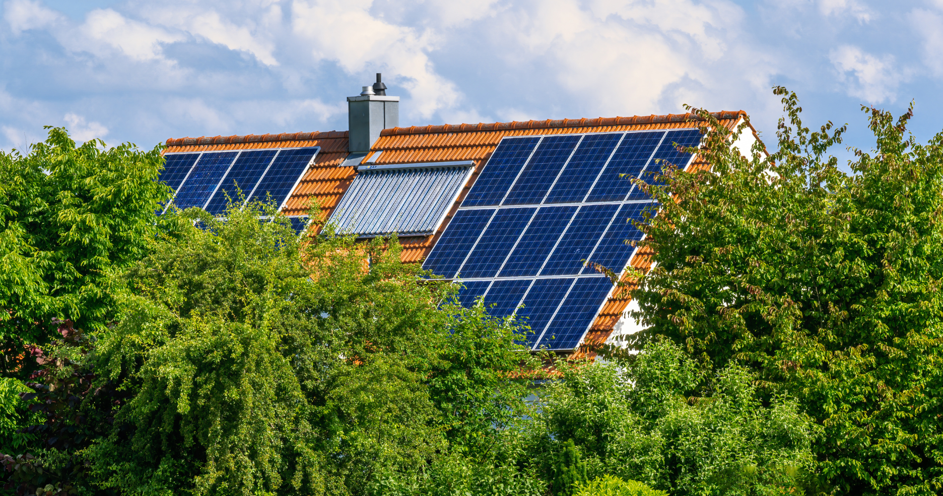 Dach eines Gebäudes, das mit Solarplatten ausgestattet ist. Sunvitec aus Georgenthal in Thüringern. Ihr Ansprechpartner für Solarenergie in Thüringen.