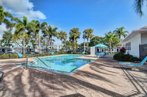 Images Oakwood Townhomes: Lake Worth FL Apartments
