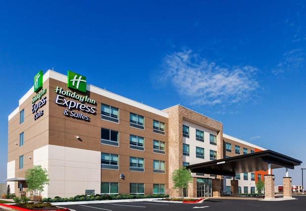 Images Holiday Inn Express & Suites Chanute by IHG