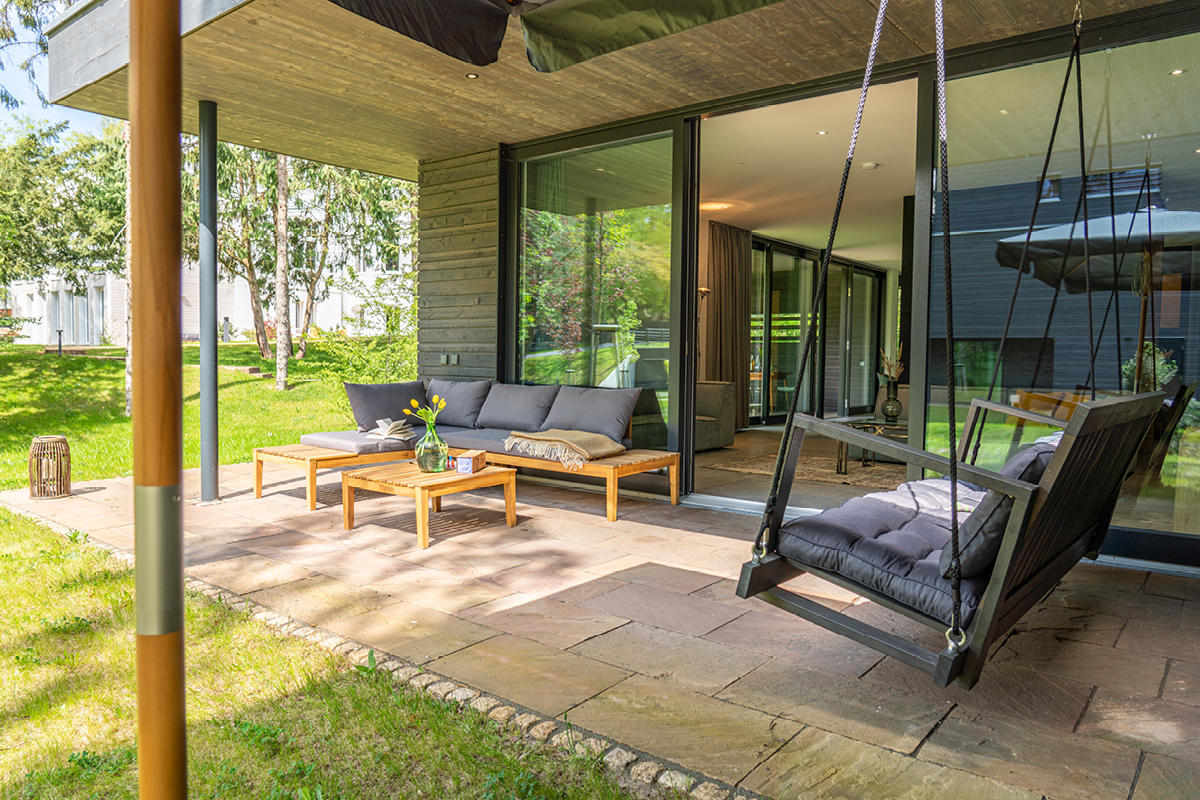 Terrasse mit Lounge im Ferienhaus „Beach House“ in den Pineblue Villas in Heringsdorf auf Usedom