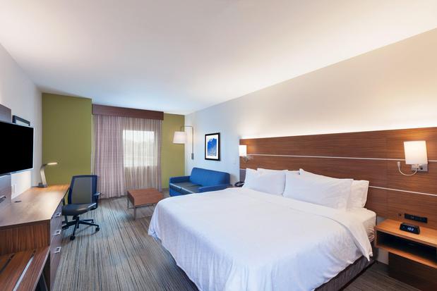 Images Holiday Inn Express & Suites Lenexa - Overland Park Area, an IHG Hotel