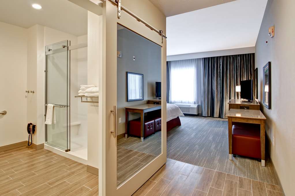 Guest room bath Hampton Inn & Suites by Hilton Grande Prairie Grande Prairie (780)538-0722