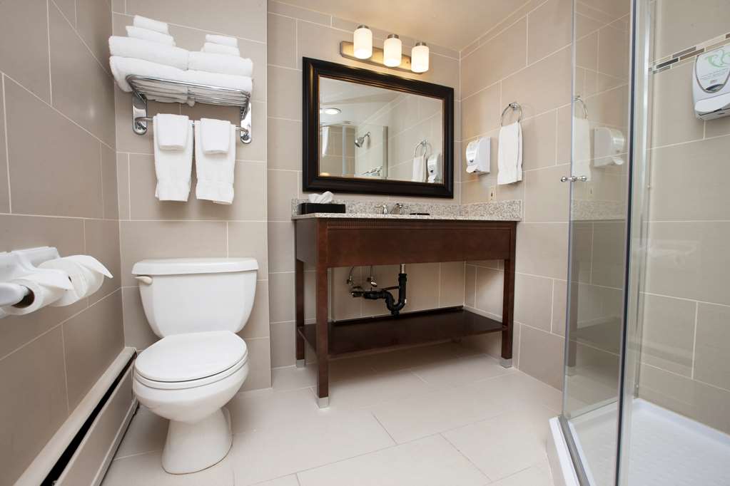 Guest Bathroom Best Western Plus Cairn Croft Hotel Niagara Falls (905)356-1161