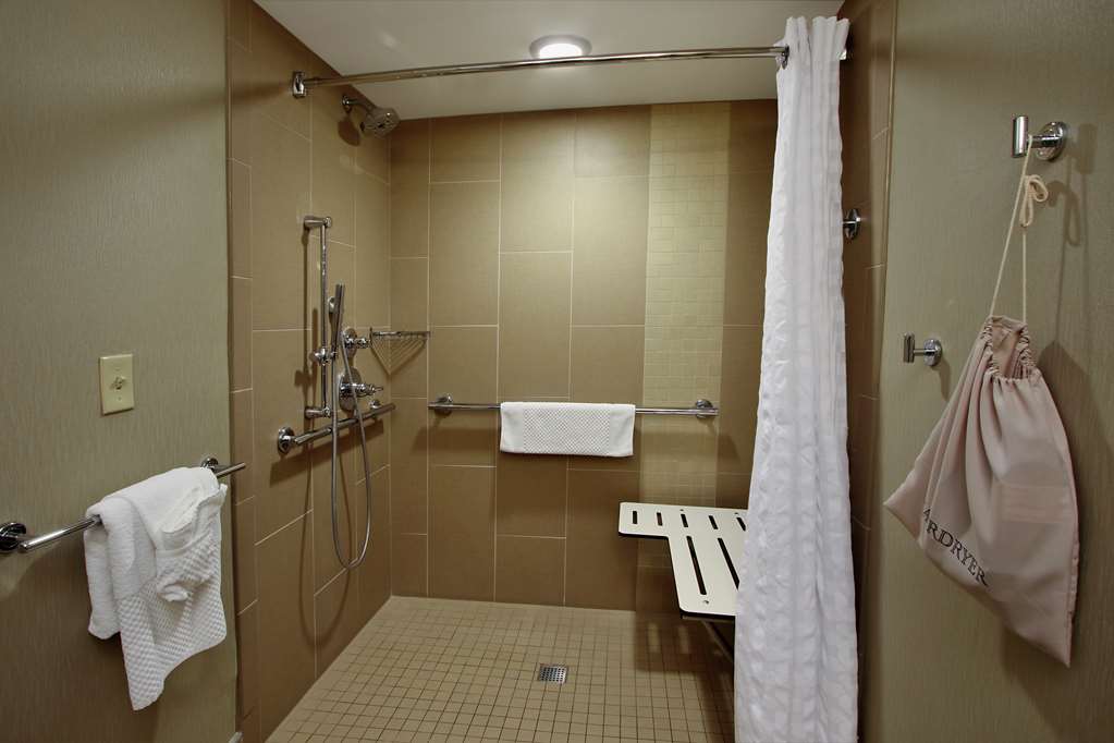 Guest room bath