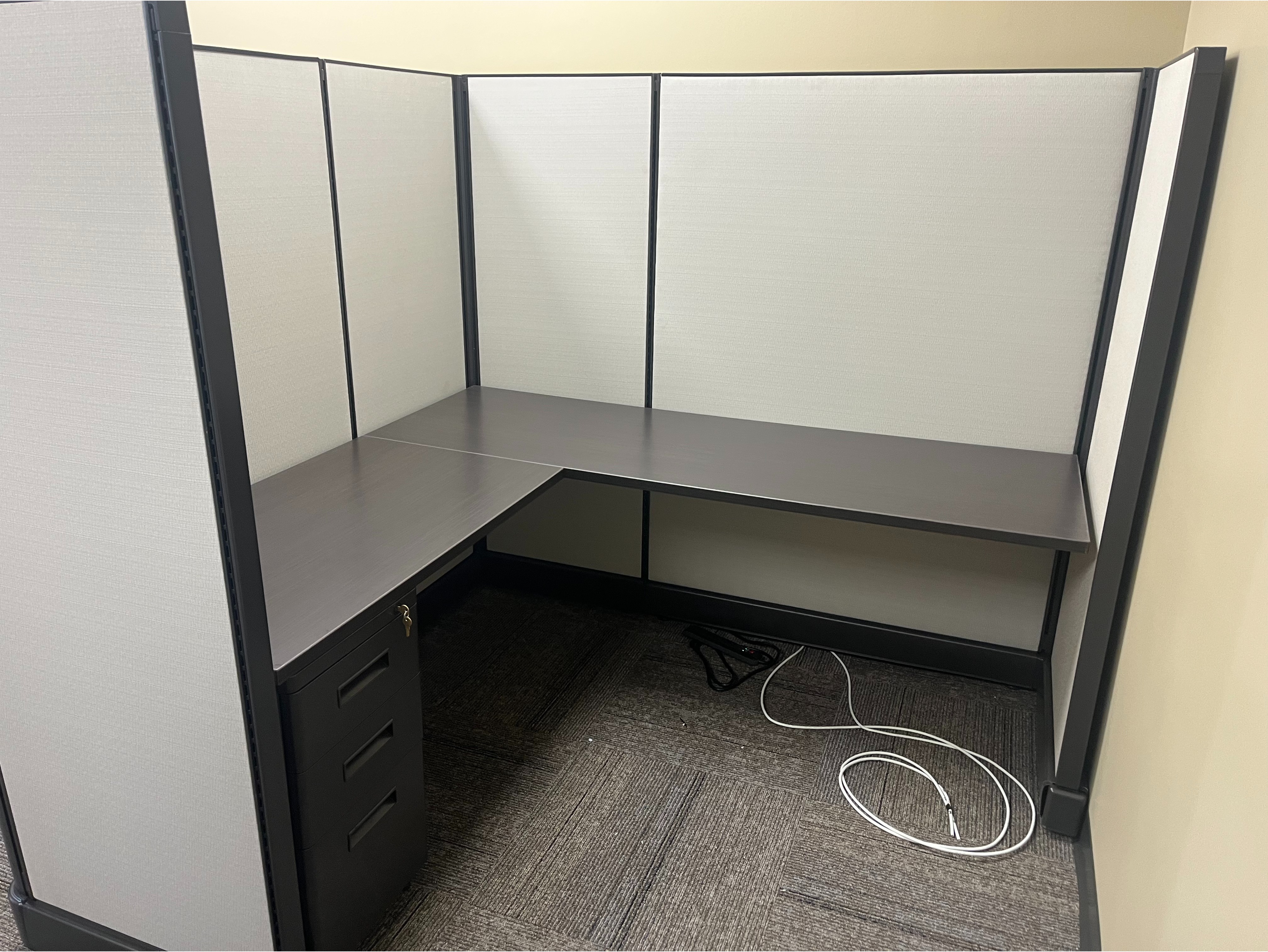 Collaborative Bench System:

Open-concept office benching system with center privacy glass screens, integrated cable management, and white desk finishes.