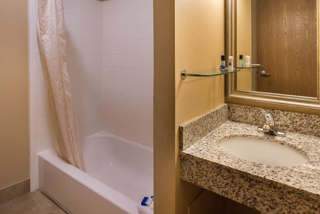 Guest Bathroom Best Western Ambassador Inn & Suites Wisconsin Dells (608)254-4477