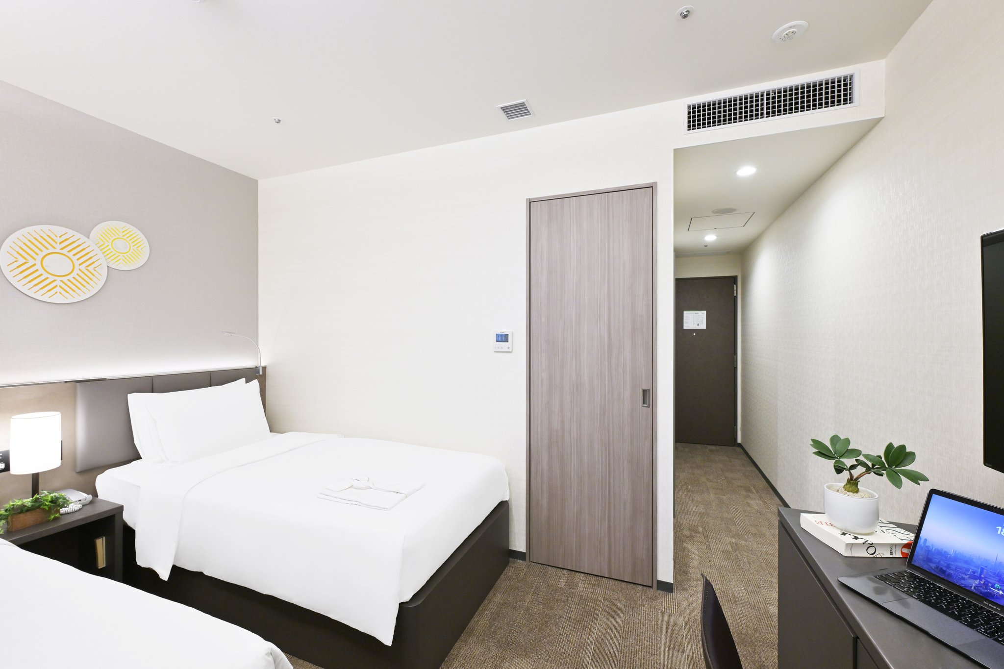 Images Holiday Inn & Suites Shin Osaka by IHG