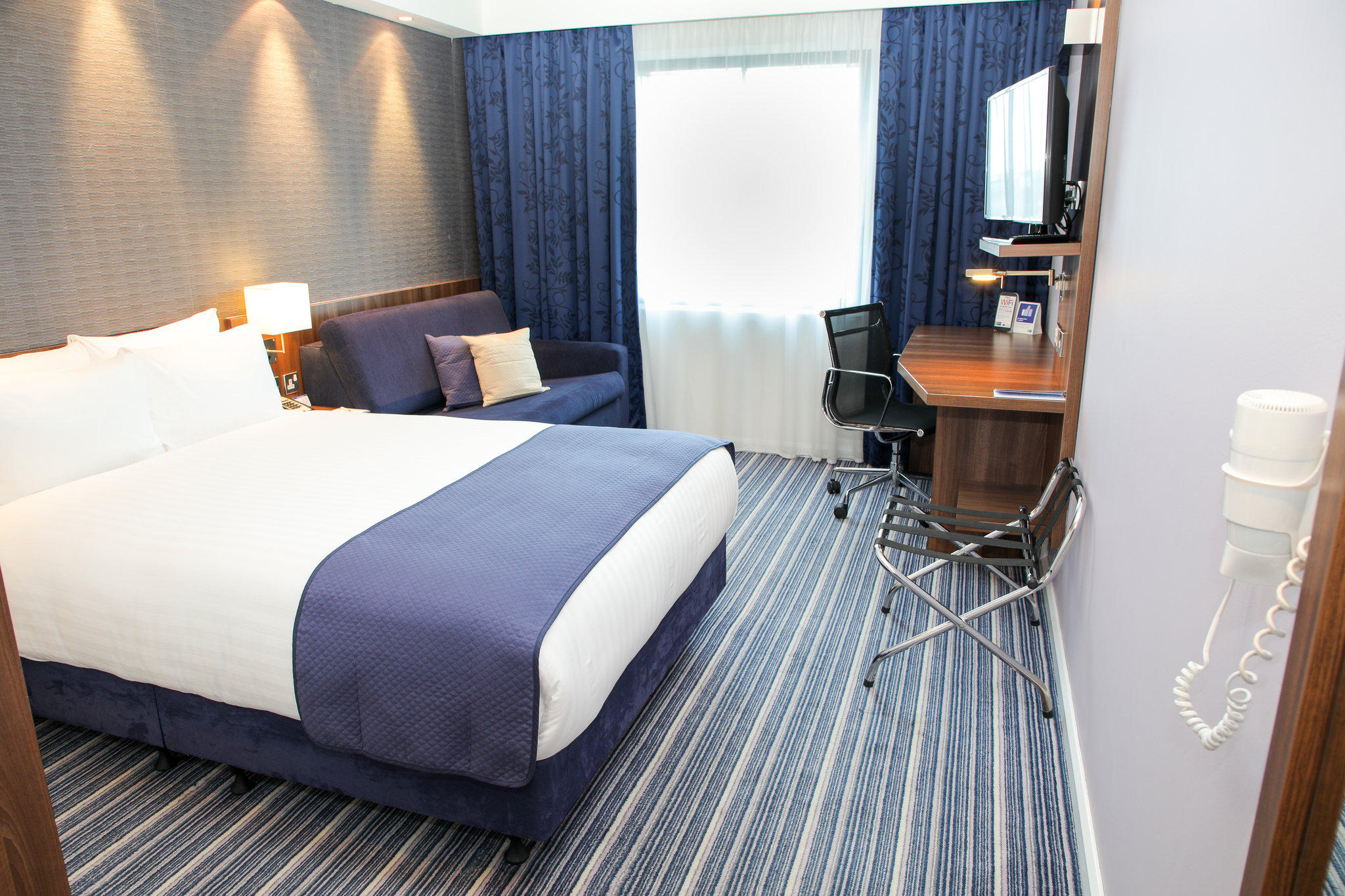 Holiday Inn Express London - Heathrow T5, an IHG Hotel Slough 01753 684001