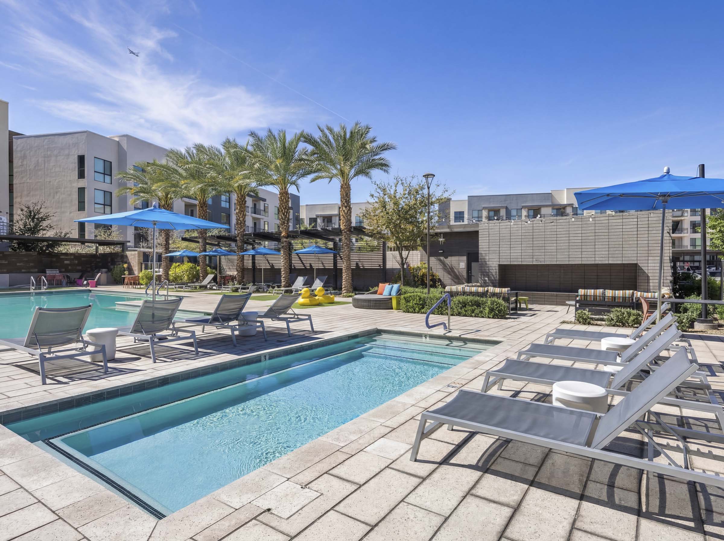 camden-tempe-west-apartments-tempe-az-large-hot-tub-with-loungers