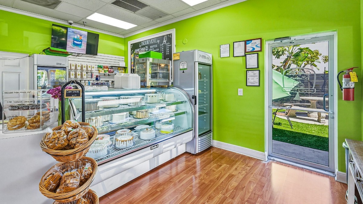 Freshly made cakes available to choose from in Deerfield Beach. 