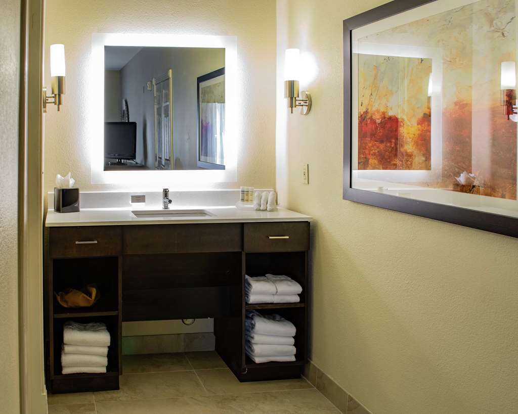 Guest room bath