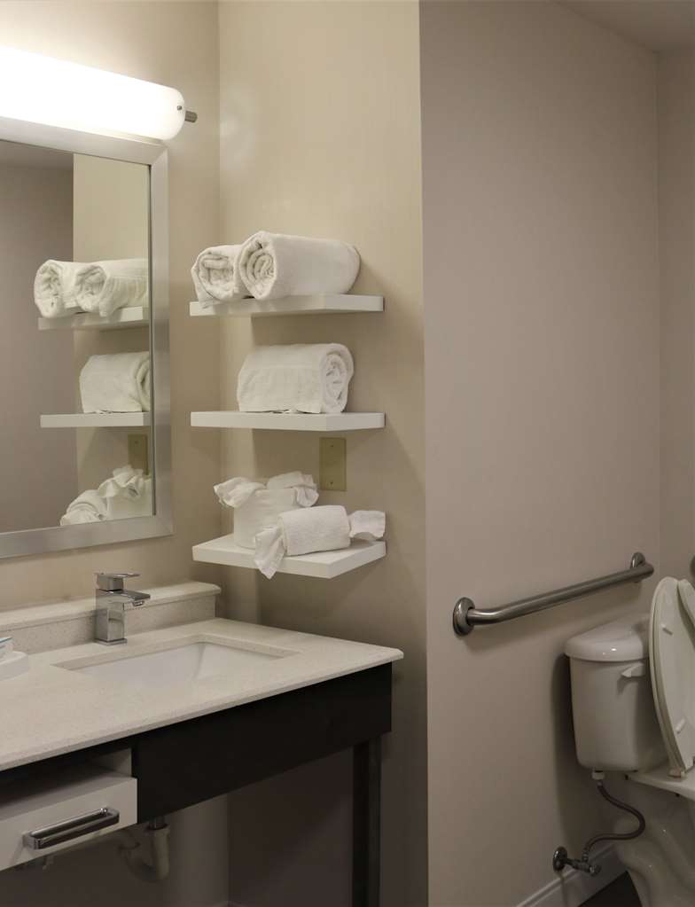 Guest room bath