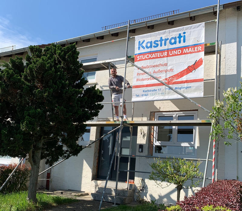 Kastrati Stuckateur Mitarbeiter bei Putzarbeiten in Ludwigsburg