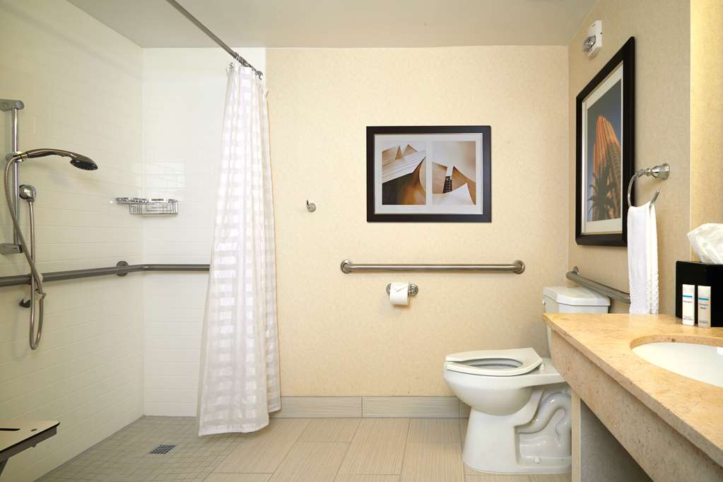Guest room bath