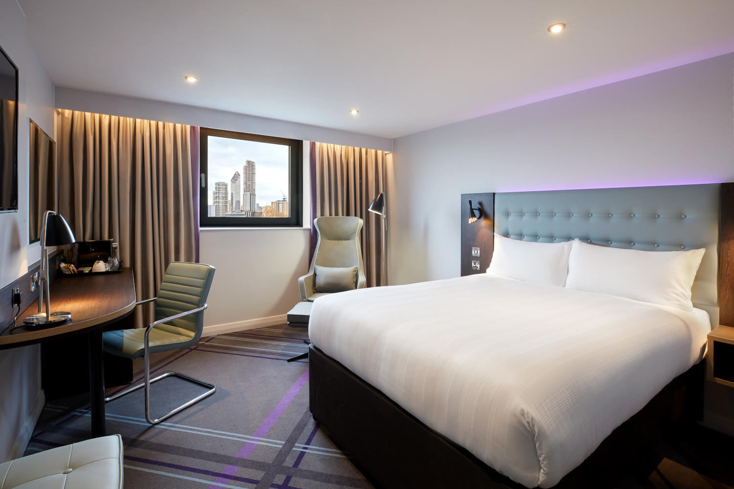 Premier Plus bedroom Premier Inn London Holborn hotel London 03333 219346