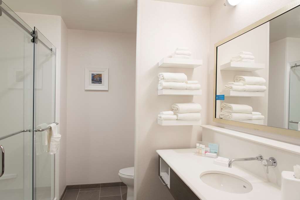 Guest room bath