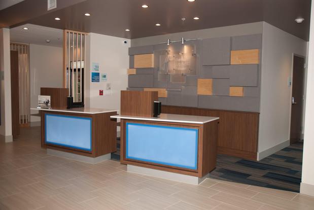 Images Holiday Inn Express & Suites Decatur by IHG