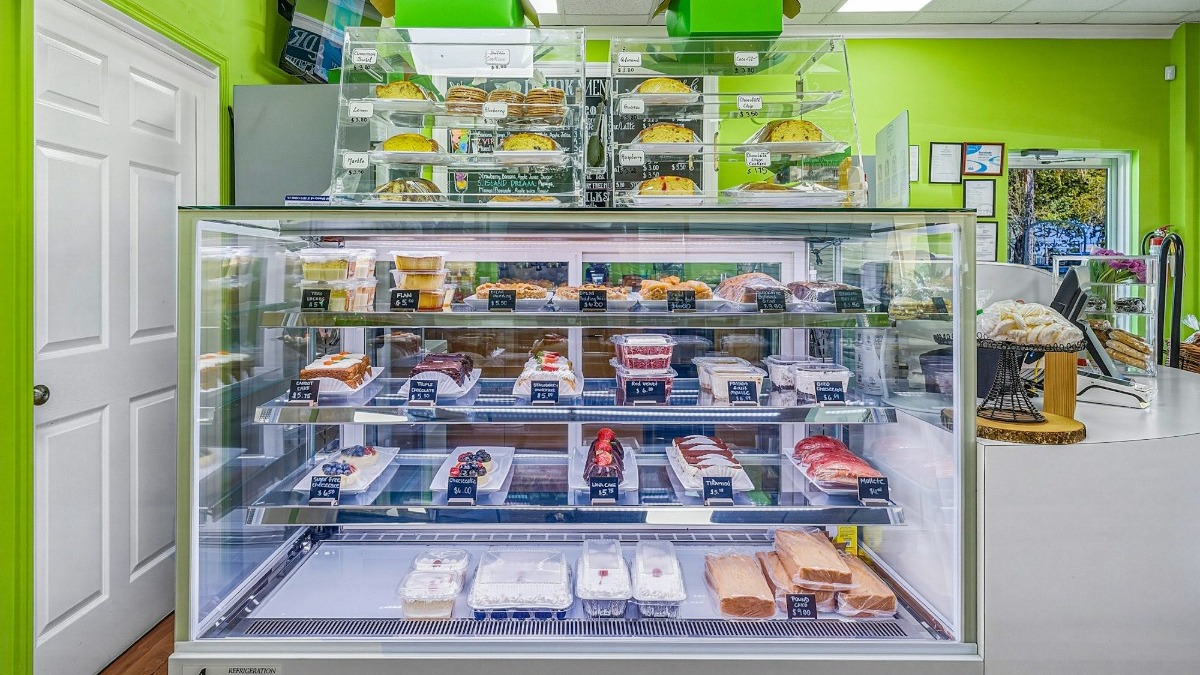 Enjoy a freshly-made dessert from the display case at Cakes D' Sabores in Deerfield Beach. 