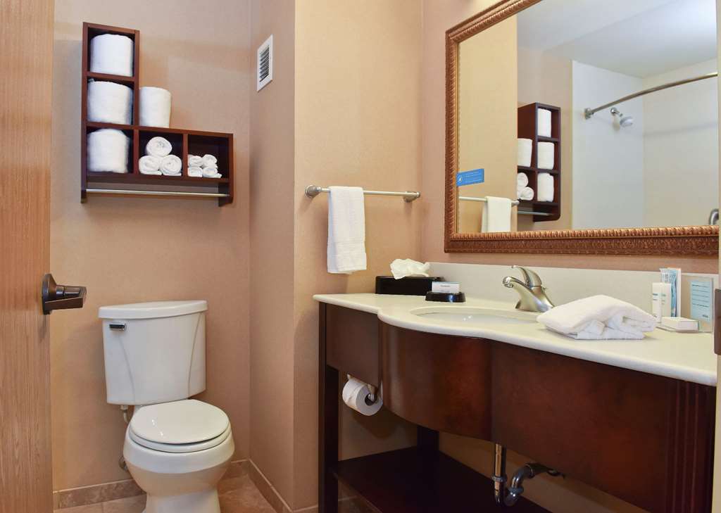 Guest room bath