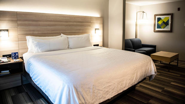 Images Holiday Inn Express & Suites Sedalia, an IHG Hotel