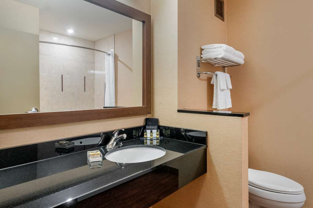 Best Western Plus Bathurst Hotel & Suites in Bathurst: ADA Guest Room Bath