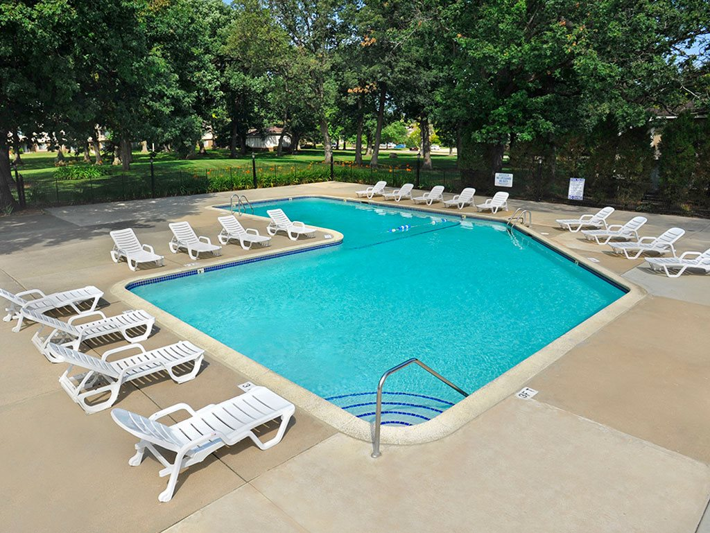 Swimming Pool Great Oaks Apartments Rockford (815)874-4222