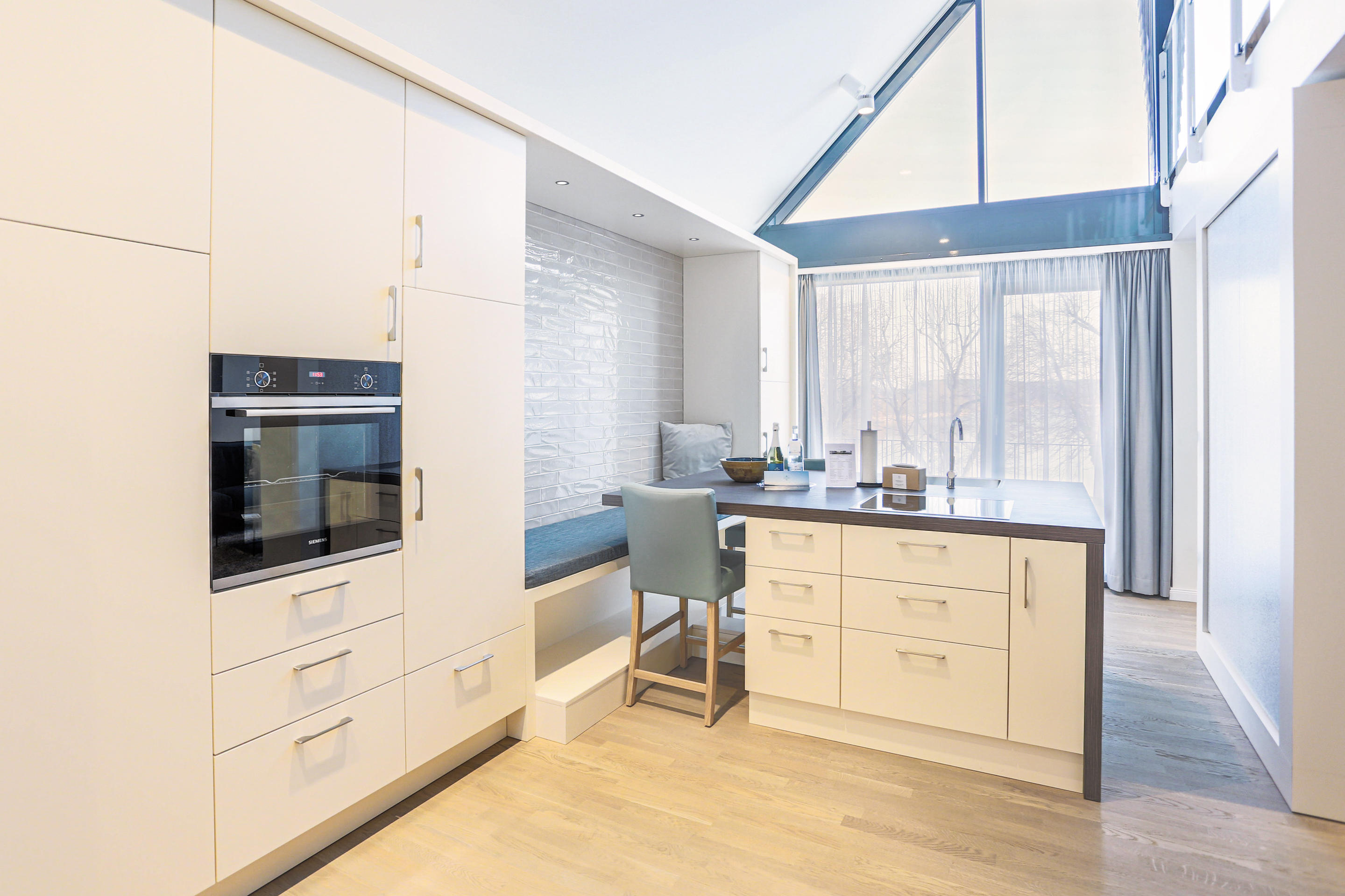 Kompass Maisonette Suite - Mit einer Größe von 71 qm, bietet die Maisonette Suite mit dem hochwertigen Interieur und der gehobenen Ausstattung viel Raum für Ihre Auszeit.