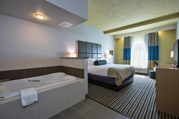 Images Holiday Inn Express & Suites Carlisle - Harrisburg Area, an IHG Hotel