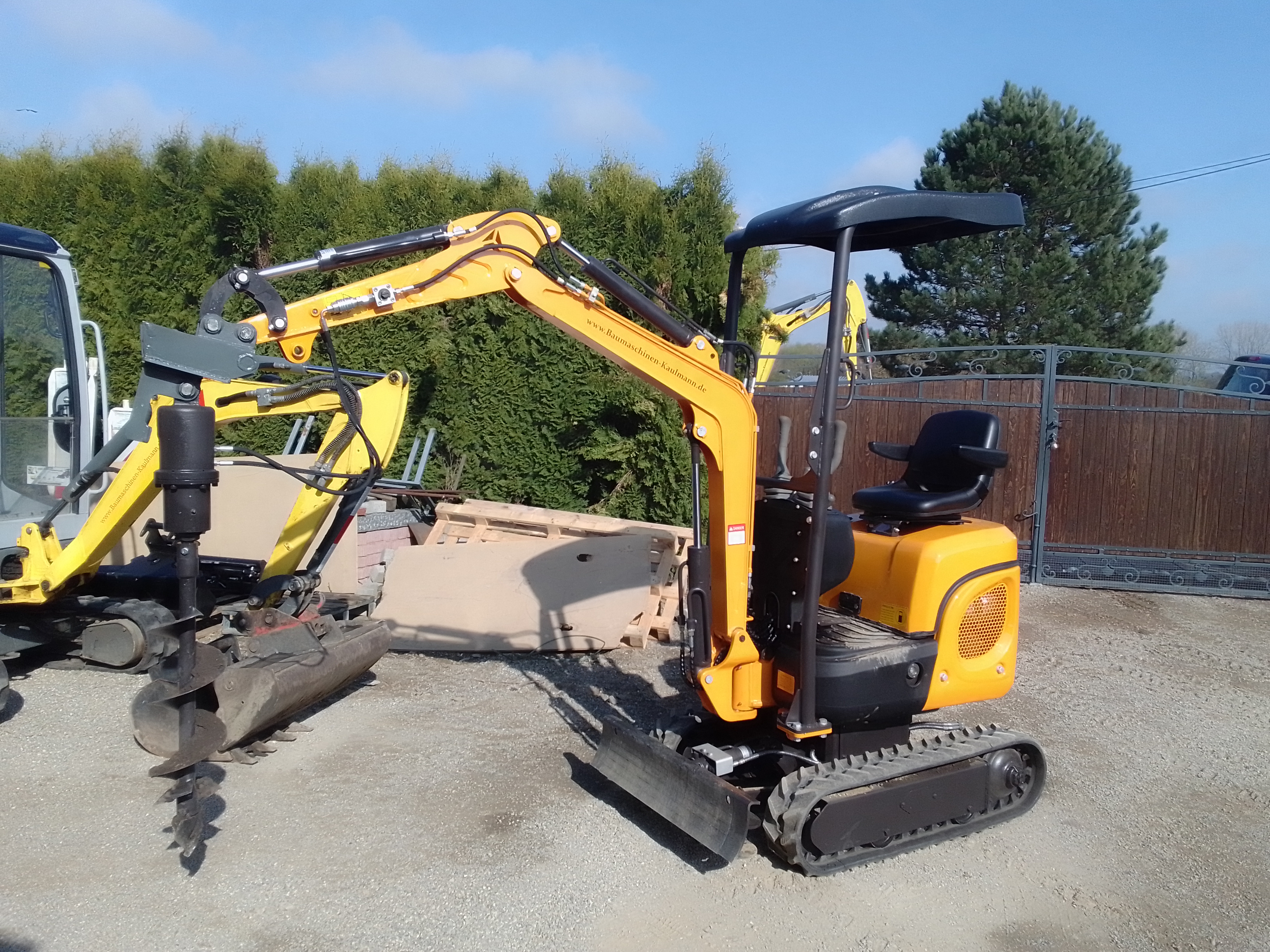 Fotos - Baumaschinenverleih / Pflasterbau Kaulmann, Vermietung von Minibagger, Microbagger, Rüttelplatten, Grabenstampfer - 1