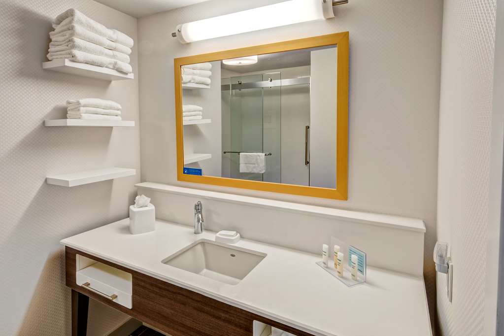 Guest room bath Hampton Inn & Suites San Jose Airport San Jose (408)392-0993